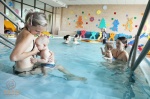 Bábätko sa upokojuje a ohrieva dojčením po plávaní