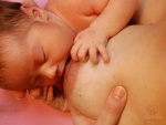 Postupnosť, ako sa bábätko prisáva na prsník - 2 - bábätko sa priblížilo k prsníku a brada je už blízko prsníka a nos je od prsníka vzdialený