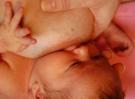 Dva kroky k asymetrickému prisatiu: Brada sa dotkne prsníka ako prvá a doň vnorená, bábätko bude mať hlavičku v miernom záklone a bábätko sa bude prsníka dotýkať líčkami
