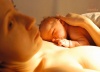 Kontakt koža na kožu po pôrode, ktorý vedie bábätko k hľadaniu prsníka a k dojčeniu