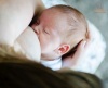 Dojčenie umožňuje zaspávanie a bábätko vám spokojne zaspí v náručí