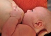 Pre úspešné dojčenie je dôležité správne prisatie, pri ktorom sa brada bábätka prsníka dotýka a nos sa ho nedotýka
