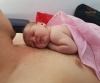 Otec a bábätko si užívajú vzájomný kontakt koža na kožu počas spánku bábätka