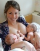 Ak sa dvojičky dojčia spoločne, ušetrí matka čas a môže ich dojčením obe zároveň uspať