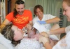 Na tomto obrázku vidíte kontakt koža na kožu v nemocnici v Nórsku: bábätká sa po pôrode položia hneď na hrudník matky a majú príležitosť plaziť sa k prsníku
