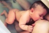 Dojčenie počas kúpania môže pomôcť s prisatím bábätka