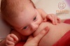Dojčenie so stláčaním prsníka
