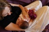 Bábätko si pri dojčení užíva blízkosť, nehu, teplo a istotu kontaktu
