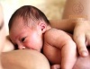 Kontakt koža na kožu je pre bábätká veľmi silným stimulom k dojčeniu a pomáha dlhodobému dojčeniu
